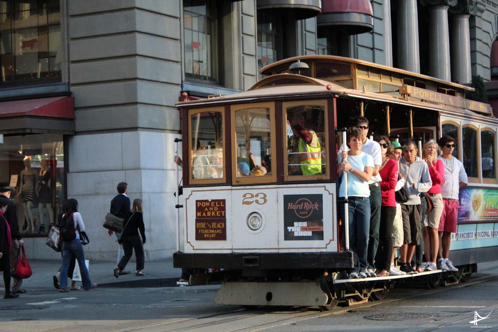 Turistas no cable car na Union Square