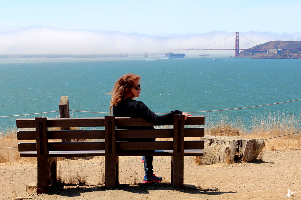 Vista maravilhosa da Golden Gate coberta de neblina