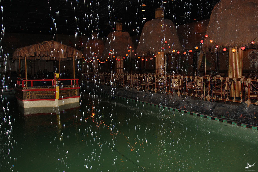 Lagoa com chuva no Tonga Room