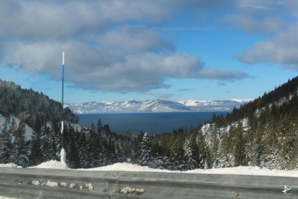 Marcador de neve nas estradas de Tahoe