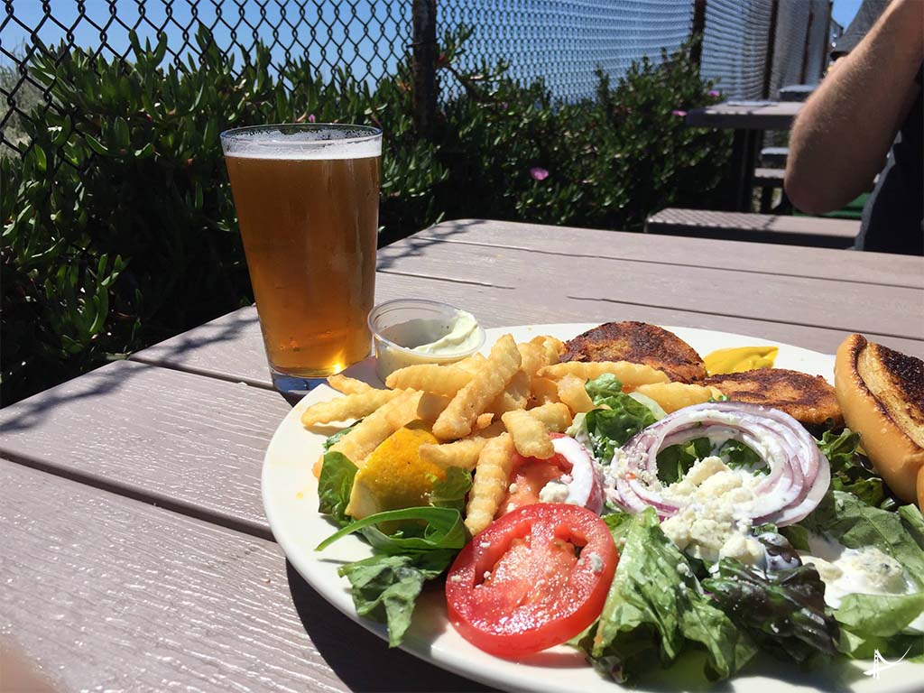 Salada de crab cake no Phil's