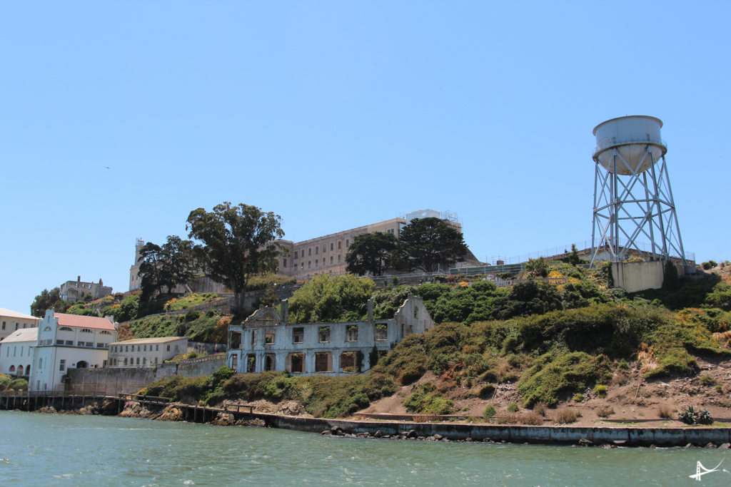 Ilha de alcatraz vista do passeio de barco