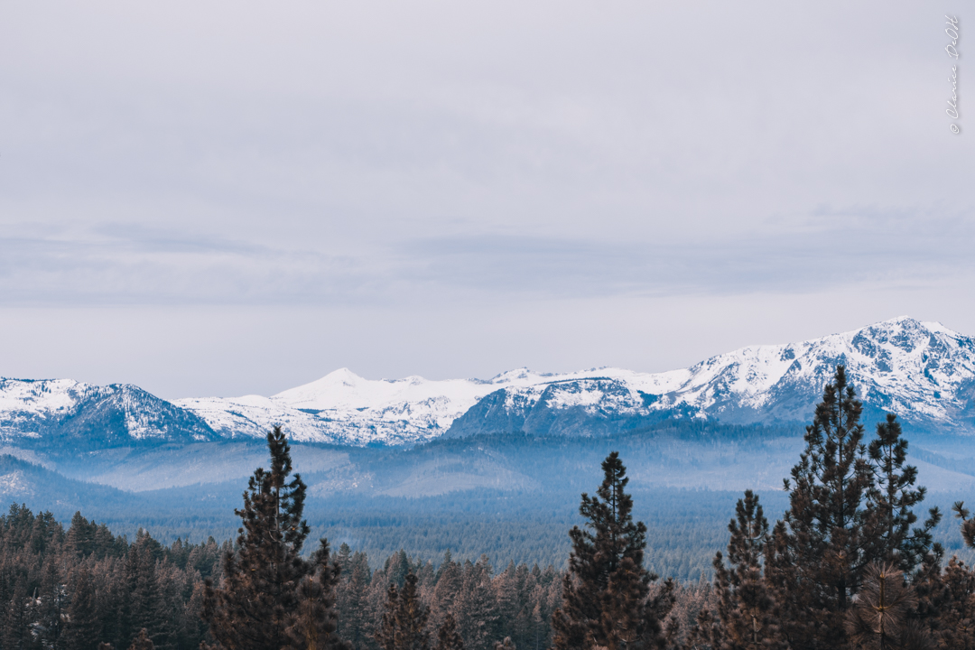 Montanhas cobertas de neve em Lake Tahoe