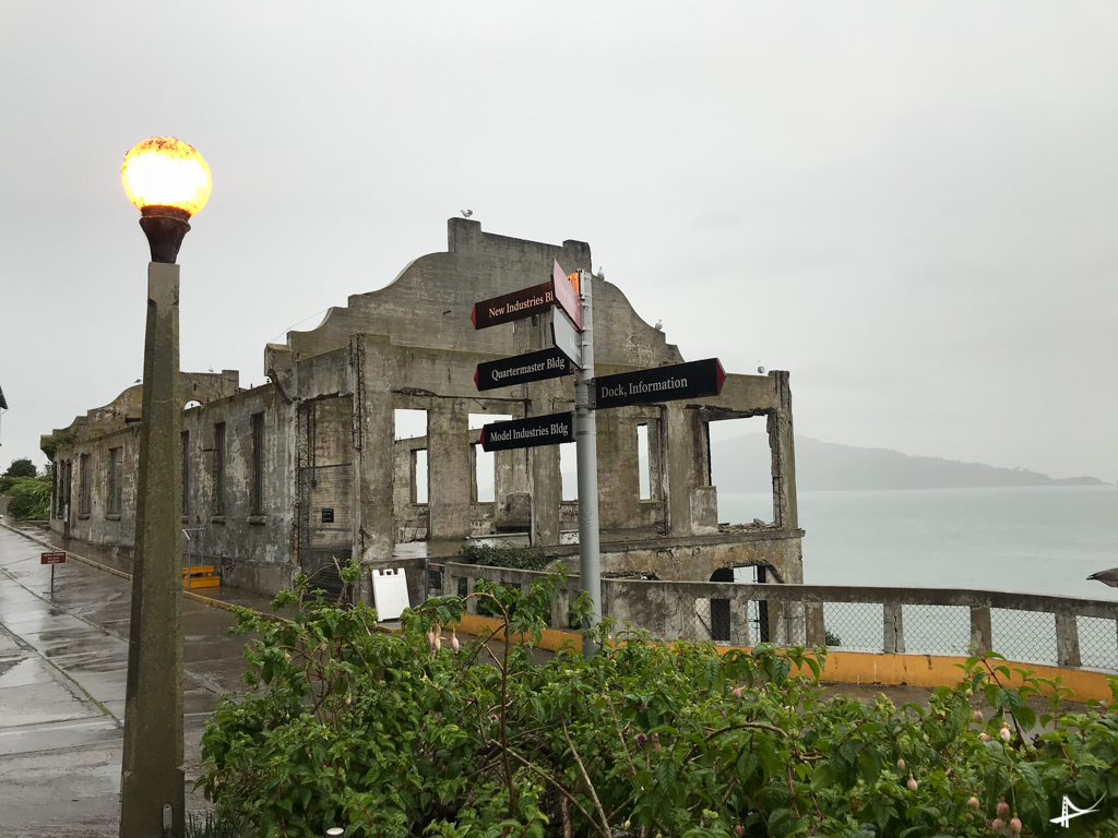 Alcatraz em um dia nublado