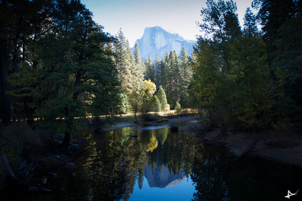 Paisagens das montanhas refletindo nos lagos no Yosemite