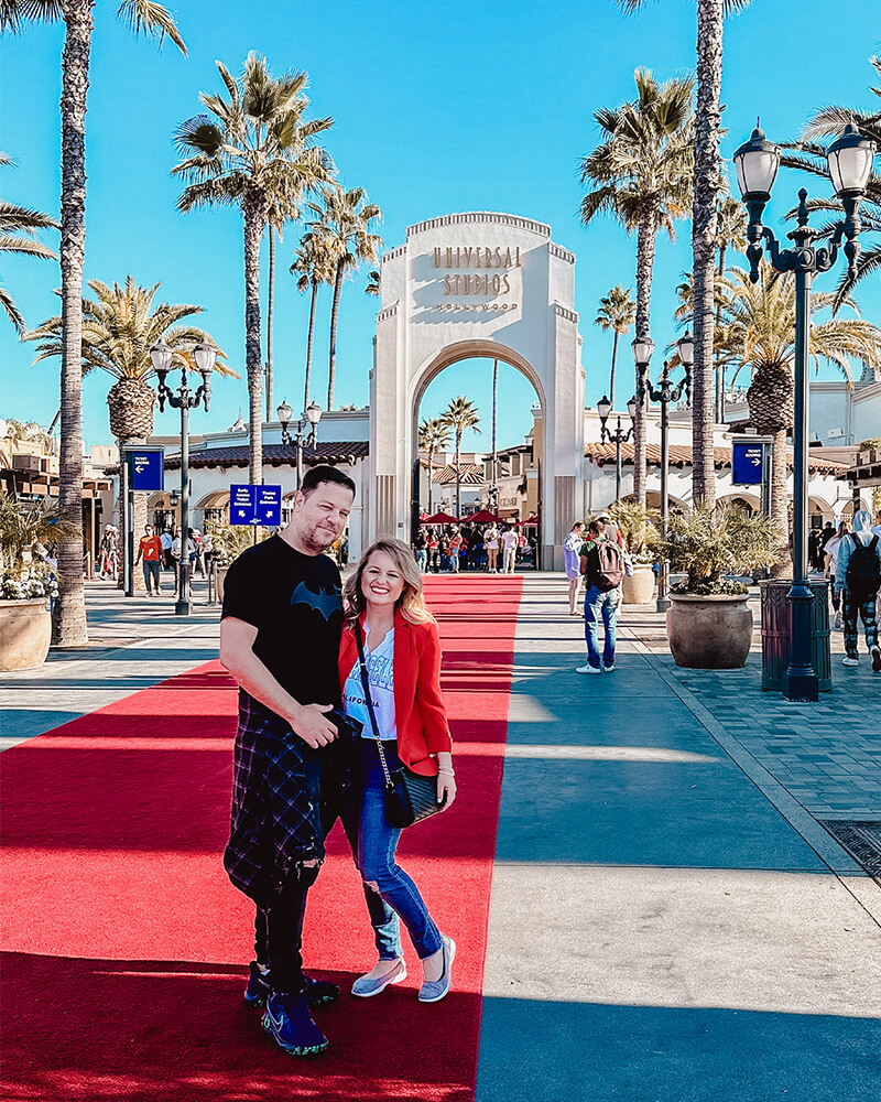 Casal em frente a Universal Studios Hollywood