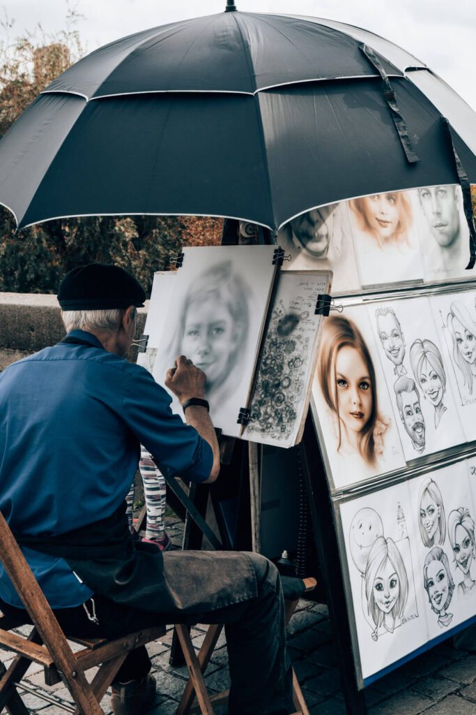 Artistas na Ponte Charles em Praga