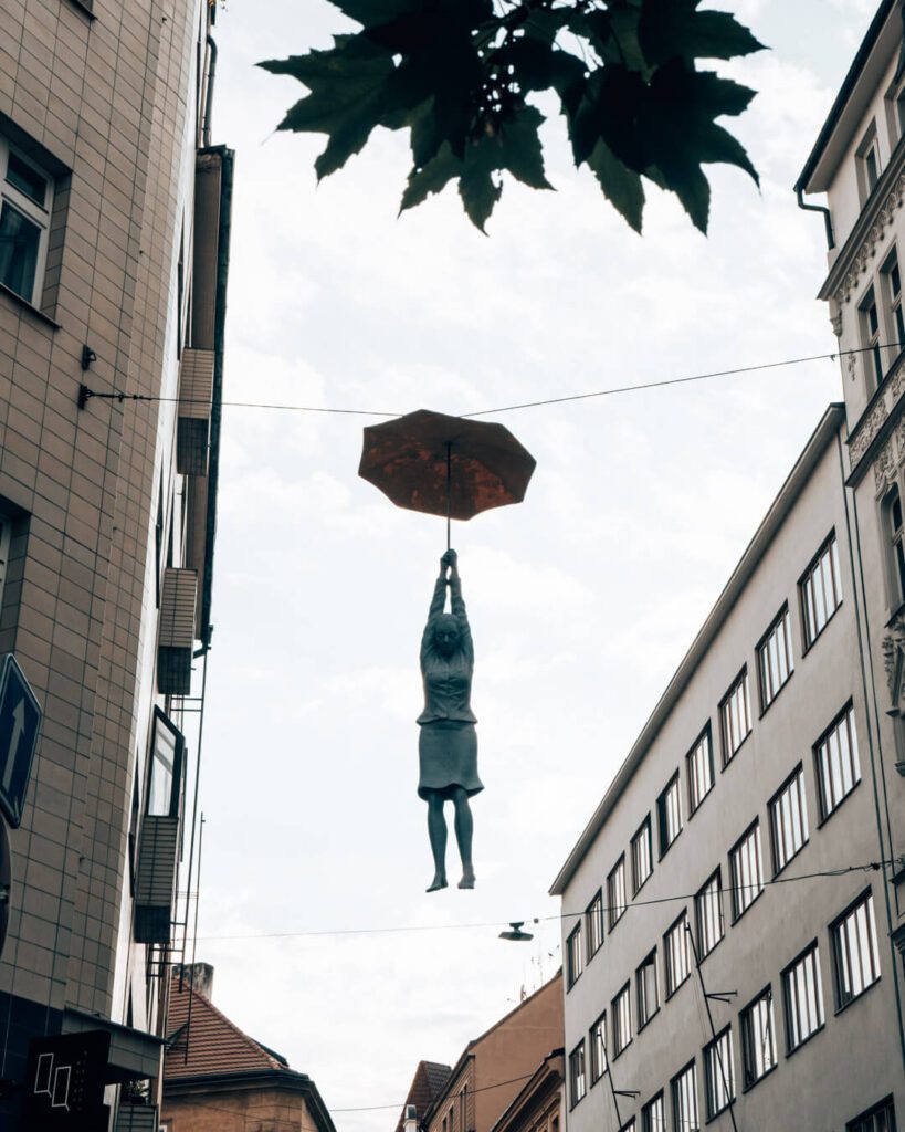 Esculturas com guarda-chuva em Praga