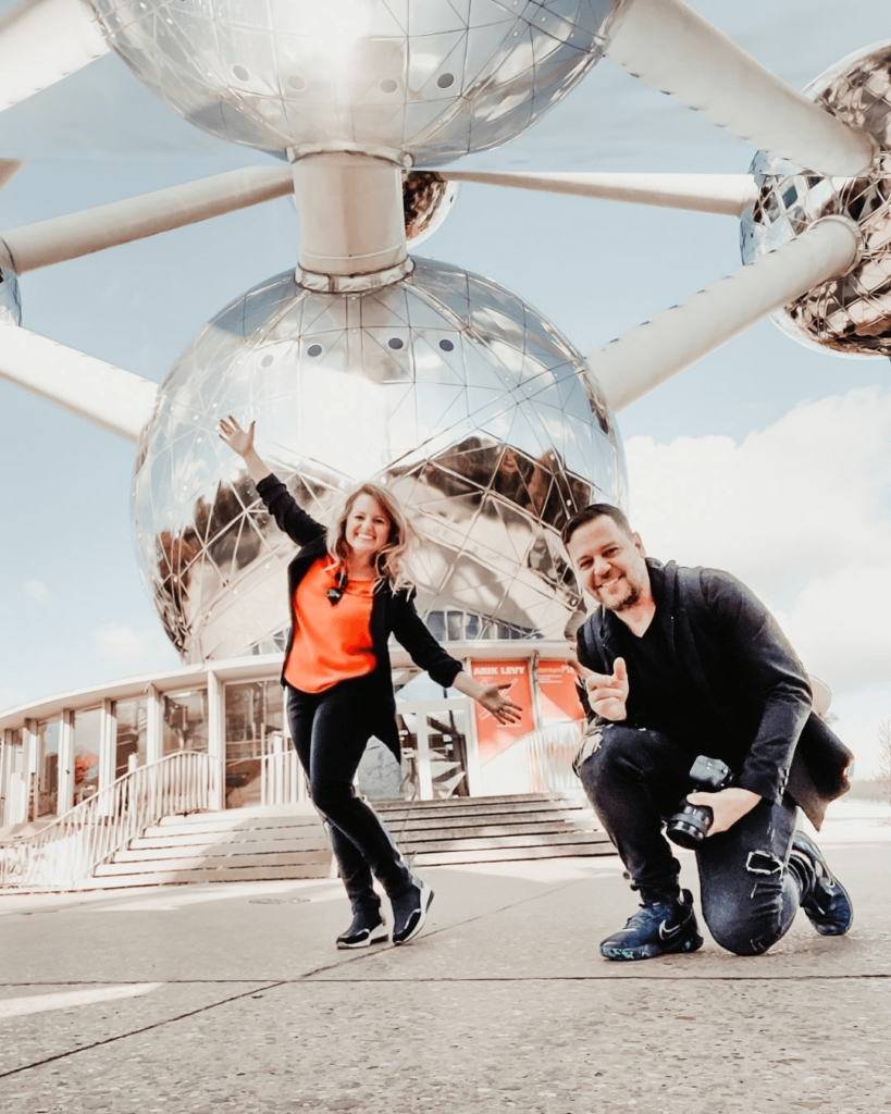 Casal em frente ao Átomo em Bruxelas