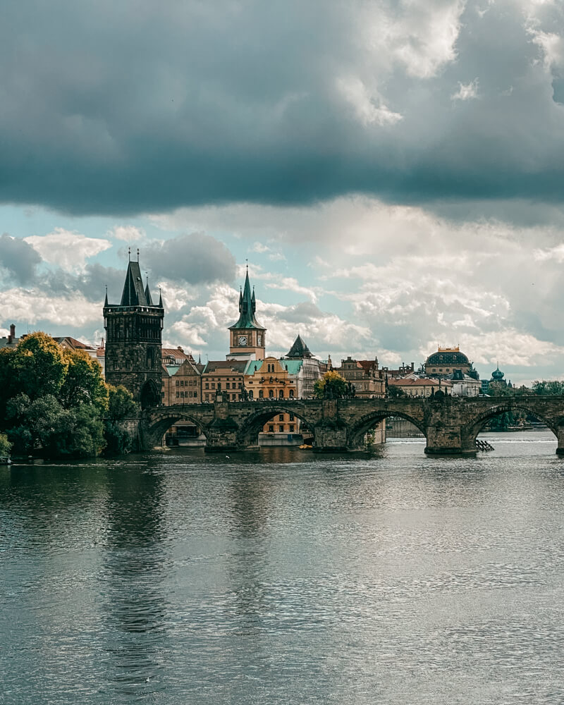 Vista para a Charles Bridge em Praga