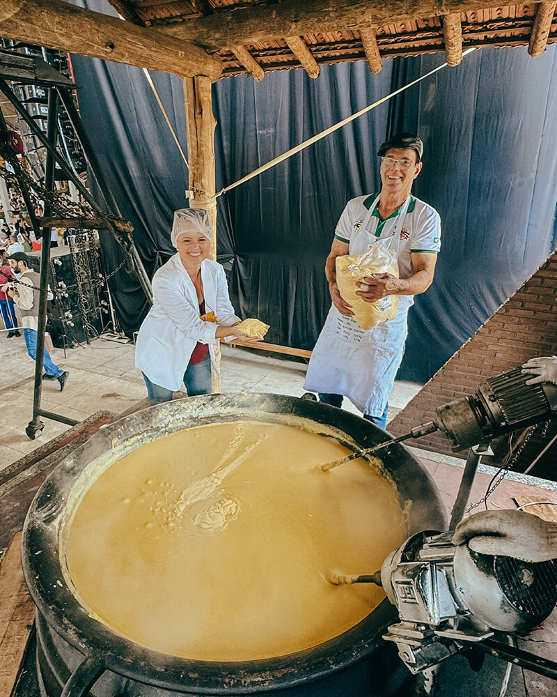 Ajudando na Festa da Polenta